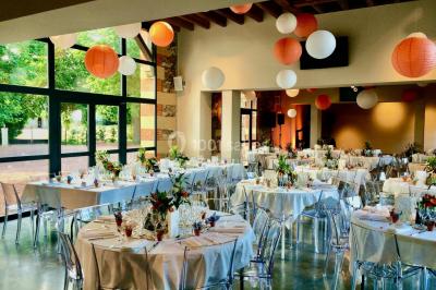 Miniature Location salle Cordelle (Loire) - Domaine des Grands Cèdres #7 Vue depuis un balcon avec une rambarde en fer forgé sur un parc verdoyant, des arbres et des collines à l'horizon.