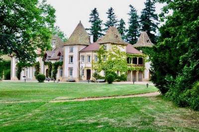 Miniature Location salle Cordelle (Loire) - Domaine des Grands Cèdres #20 Vue depuis un balcon avec une rambarde en fer forgé sur un parc verdoyant, des arbres et des collines à l'horizon.