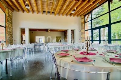 Miniature Location salle Cordelle (Loire) - Domaine des Grands Cèdres #2 Vue depuis un balcon avec une rambarde en fer forgé sur un parc verdoyant, des arbres et des collines à l'horizon.