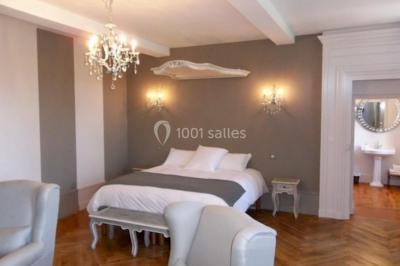 Miniature Location salle Cordelle (Loire) - Domaine des Grands Cèdres #35 Vue depuis un balcon avec une rambarde en fer forgé sur un parc verdoyant, des arbres et des collines à l'horizon.