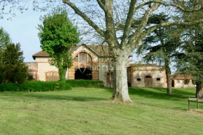 Miniature Location salle Cordelle (Loire) - Domaine des Grands Cèdres #39 Vue depuis un balcon avec une rambarde en fer forgé sur un parc verdoyant, des arbres et des collines à l'horizon.
