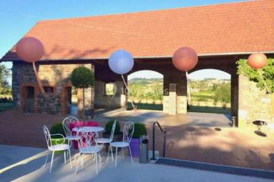 Miniature Location salle Cordelle (Loire) - Domaine des Grands Cèdres #17 Vue depuis un balcon avec une rambarde en fer forgé sur un parc verdoyant, des arbres et des collines à l'horizon.