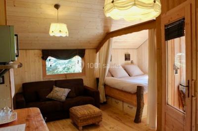 Miniature Location salle Cordelle (Loire) - Domaine des Grands Cèdres #27 Vue depuis un balcon avec une rambarde en fer forgé sur un parc verdoyant, des arbres et des collines à l'horizon.