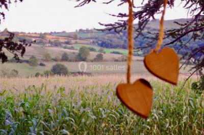 Miniature Location salle Cordelle (Loire) - Domaine des Grands Cèdres #40 Vue depuis un balcon avec une rambarde en fer forgé sur un parc verdoyant, des arbres et des collines à l'horizon.