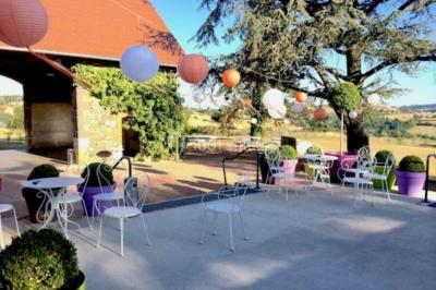 Miniature Location salle Cordelle (Loire) - Domaine des Grands Cèdres #41 Vue depuis un balcon avec une rambarde en fer forgé sur un parc verdoyant, des arbres et des collines à l'horizon.
