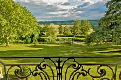 Miniature Location salle Cordelle (Loire) - Domaine des Grands Cèdres #42 Vue depuis un balcon avec une rambarde en fer forgé sur un parc verdoyant, des arbres et des collines à l'horizon.