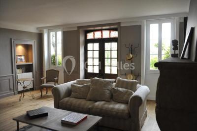 Miniature Location salle Cordelle (Loire) - Domaine des Grands Cèdres #23 Vue depuis un balcon avec une rambarde en fer forgé sur un parc verdoyant, des arbres et des collines à l'horizon.