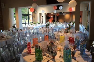 Miniature Location salle Cordelle (Loire) - Domaine des Grands Cèdres #11 Vue depuis un balcon avec une rambarde en fer forgé sur un parc verdoyant, des arbres et des collines à l'horizon.