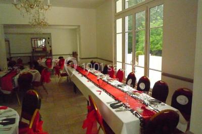 Disposition de chaises blanches en extérieur autour d'une allée menant à une petite scène sous une tente blanche.