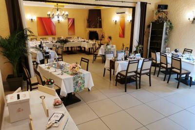 Assiette de salade garnie de magret de canard, asperges, figues, tomates séchées et filet de sauce balsamique.