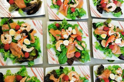 Assiette de salade garnie de magret de canard, asperges, figues, tomates séchées et filet de sauce balsamique.