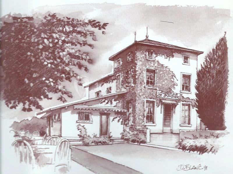 Dessin d'une maison ancienne entourée de végétation, avec une terrasse et des chaises au premier plan.