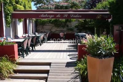 Assiette de salade garnie de magret de canard, asperges, figues, tomates séchées et filet de sauce balsamique.