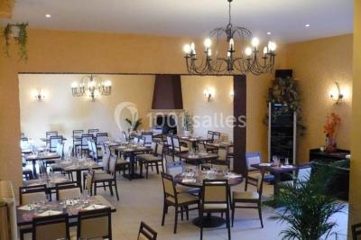 Assiette de salade garnie de magret de canard, asperges, figues, tomates séchées et filet de sauce balsamique.