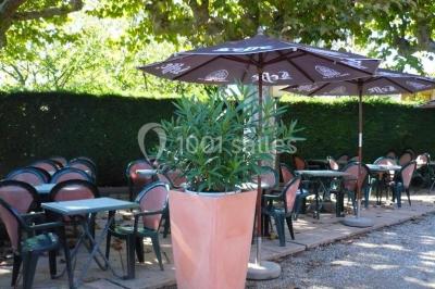 Assiette de salade garnie de magret de canard, asperges, figues, tomates séchées et filet de sauce balsamique.