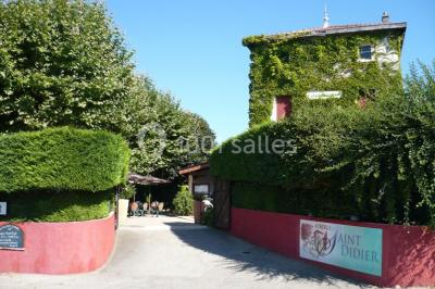 Assiette de salade garnie de magret de canard, asperges, figues, tomates séchées et filet de sauce balsamique.