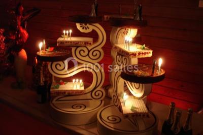 Assiette de salade garnie de magret de canard, asperges, figues, tomates séchées et filet de sauce balsamique.