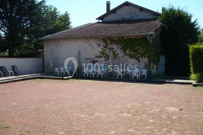 Assiette de salade garnie de magret de canard, asperges, figues, tomates séchées et filet de sauce balsamique.