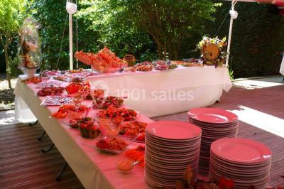 Assiette de salade garnie de magret de canard, asperges, figues, tomates séchées et filet de sauce balsamique.