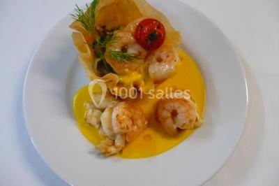 Assiette de salade garnie de magret de canard, asperges, figues, tomates séchées et filet de sauce balsamique.