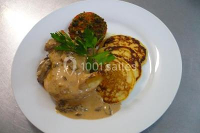 Assiette de salade garnie de magret de canard, asperges, figues, tomates séchées et filet de sauce balsamique.