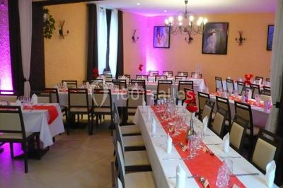 Assiette de salade garnie de magret de canard, asperges, figues, tomates séchées et filet de sauce balsamique.