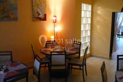 Assiette de salade garnie de magret de canard, asperges, figues, tomates séchées et filet de sauce balsamique.