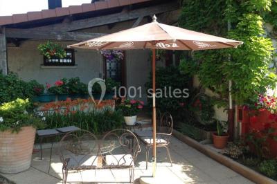 Assiette de salade garnie de magret de canard, asperges, figues, tomates séchées et filet de sauce balsamique.