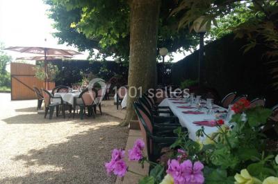 Assiette de salade garnie de magret de canard, asperges, figues, tomates séchées et filet de sauce balsamique.