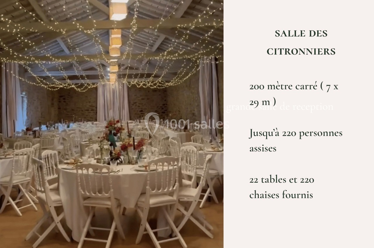 Salle de réception décorée avec guirlandes lumineuses, tables rondes dressées et chaises blanches alignées.
