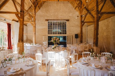 Miniature Location salle Verderonne (Oise) - Domaine de Verderonne #3 Un couple en tenue de mariage marche dans un jardin verdoyant sous une lumière naturelle.