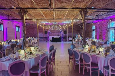 Un vélo ancien posé près de caisses en bois et d'objets décoratifs dans un jardin verdoyant.