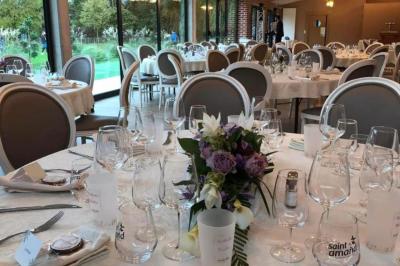 Un vélo ancien posé près de caisses en bois et d'objets décoratifs dans un jardin verdoyant.