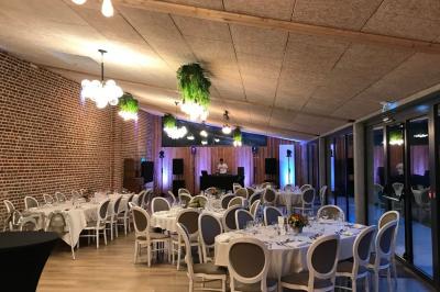 Un vélo ancien posé près de caisses en bois et d'objets décoratifs dans un jardin verdoyant.