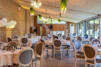 Un vélo ancien posé près de caisses en bois et d'objets décoratifs dans un jardin verdoyant.