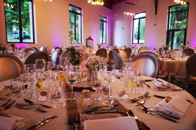 Un vélo ancien posé près de caisses en bois et d'objets décoratifs dans un jardin verdoyant.