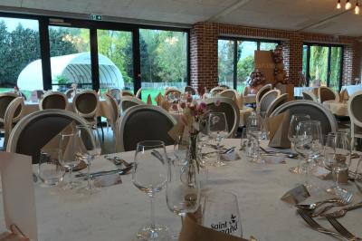 Un vélo ancien posé près de caisses en bois et d'objets décoratifs dans un jardin verdoyant.