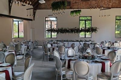 Un vélo ancien posé près de caisses en bois et d'objets décoratifs dans un jardin verdoyant.