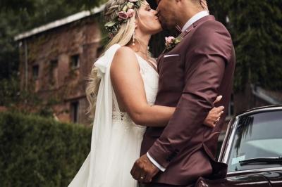 Un vélo ancien posé près de caisses en bois et d'objets décoratifs dans un jardin verdoyant.