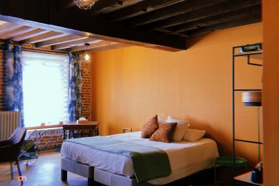 Un vélo ancien posé près de caisses en bois et d'objets décoratifs dans un jardin verdoyant.