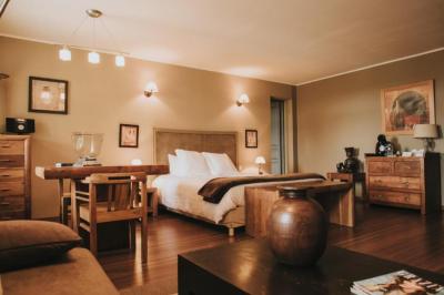 Un vélo ancien posé près de caisses en bois et d'objets décoratifs dans un jardin verdoyant.