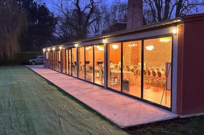 Un vélo ancien posé près de caisses en bois et d'objets décoratifs dans un jardin verdoyant.