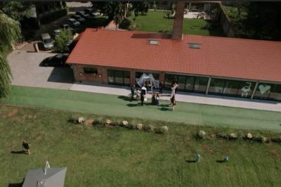 Un vélo ancien posé près de caisses en bois et d'objets décoratifs dans un jardin verdoyant.