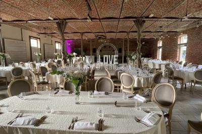 Un vélo ancien posé près de caisses en bois et d'objets décoratifs dans un jardin verdoyant.