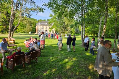 Table de buffet décorée de pampas, éclairée par des lumières violettes, avec plats et condiments disposés.