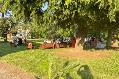 Table de buffet décorée de pampas, éclairée par des lumières violettes, avec plats et condiments disposés.