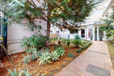 Salle de réunion avec une longue table rectangulaire, chaises noires, projecteur et murs blancs et rouges.