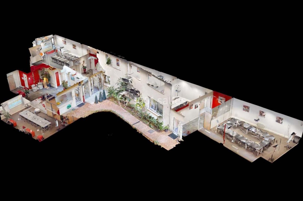 Vue en 3D d'un intérieur de bâtiment comprenant plusieurs pièces aménagées et un espace extérieur central.