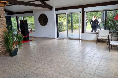 Un cheval de trait tire une calèche avec un conducteur et un passager, sur un chemin en milieu rural.
