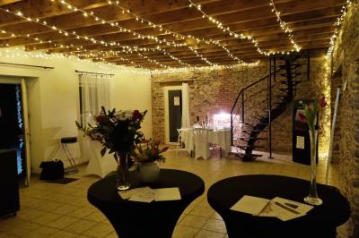 Un cheval de trait tire une calèche avec un conducteur et un passager, sur un chemin en milieu rural.